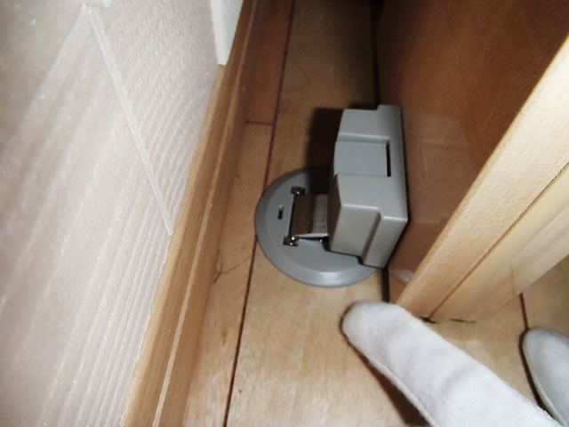 ドアストッパーのロックがかからない例