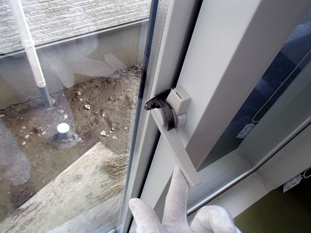 サッシの鍵の掛かりが悪い例