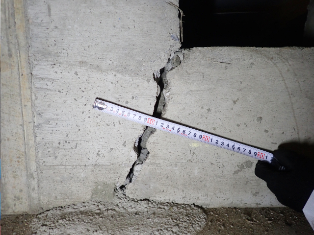 床下基礎の著しいひび割れ
