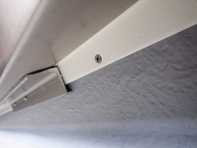 バルコニーサッシのビスにシーリングがない